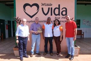 Secretário de Agricultura visita a Missão Vida, em Guapiaçu, e entrega homenagem dos 130 anos da SAA a Antônio Cabrera