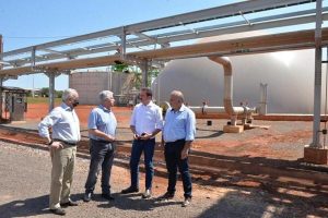 Com o prefeito de Narandiba, Secretário de Agricultura de SP visita a Usina Cocal