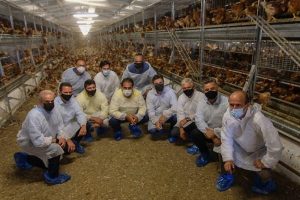 Em Lorena, Vice-Governador e Secretário de Agricultura de SP visitam a granja de produção de ovos do Grupo Mantiqueira