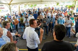 Em Uchoa, Vice-governador Rodrigo Garcia e Secretário Itamar Borges assinam convênio do Programa Melhor Caminho e realizam entregas à população