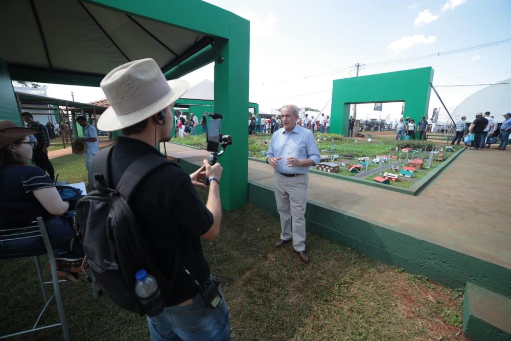 Secretário de Agricultura e Abastecimento visita instituições de crédito para produtores rurais e concede entrevista à Rádio Agrishow