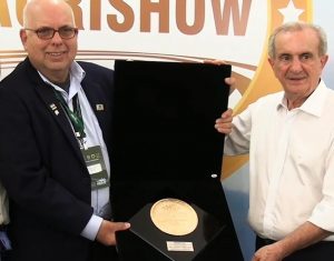 Diretor do IAC é homenageado na abertura da Agrishow