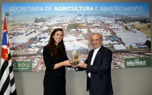Secretário Francisco Matturro entrega Prêmio Mulheres Poderosas do Agro 2021 a Letícia Jacintho