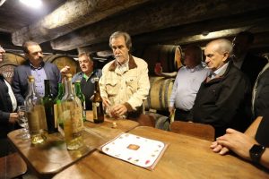 Secretário de Agricultura e Abastecimento do Estado de São Paulo visita alambique de 1860 no município de Itirapuã