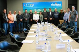 Secretário de Agricultura e Abastecimento de SP participa de encontro com produtores de leite