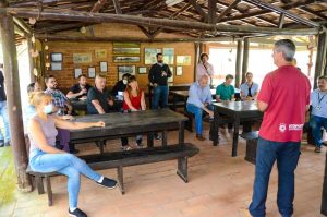 Delegação francesa, com especialistas em leite e queijo, visita propriedades rurais e laticínios no Vale do Paraíba e na região Bragantina