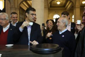 Secretário de Agricultura e Abastecimento do Estado se reúne com representantes do setor do pescado no Museu do Café em Santos
