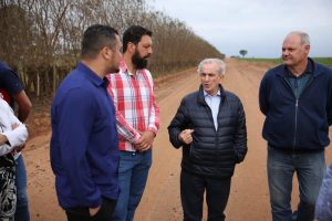 Secretário de Agricultura e Abastecimento visita obras do Melhor Caminho no município de Mineiros do Tietê