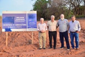 Secretário de Agricultura e Abastecimento visita estrada perenizada pelo Programa Melhor Caminho em Matão
