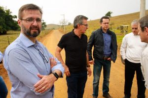 Representando o Secretário da Agricultura, o Chefe de Gabinete da Secretaria de Agricultura e Abastecimento, Ricardo Lorenzini, visita obras do Programa Melhor Caminho, em Guaratinguetá