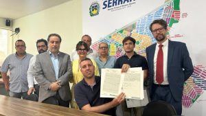 Secretário Executivo de Agricultura e Abastecimento acompanha assinatura de doação de terreno da Casa de Agricultura ao município de Serrana