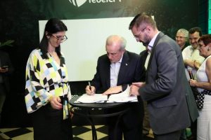 Secretário de Agricultura e Abastecimento do Estado de São Paulo assina termo de cooperação de distribuição dos sistemas integrados de produção