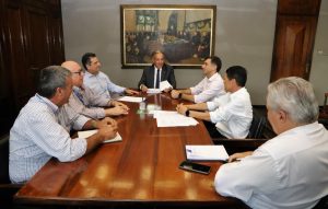 Produção de Caqui de Itatiba é tema de reunião na Secretaria de Agricultura