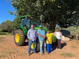 FEAP: Tratores são entregues a pequenos produtores do Estado