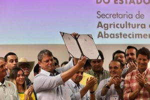 Governo de São Paulo realiza entrega de tratores e títulos de regularização fundiária a produtores rurais na Agrishow