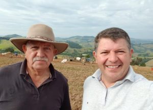 Pai e filho: uma vida inteira dedicada ao trabalho no campo