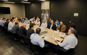 Ações para fortalecer indústria do leite pasteurizado pautam reunião na Secretaria de Agricultura com Abilp