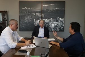 Secretaria de Agricultura discute instalação de biodigestores com empresa da área de biogás