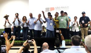 AGRISHOW 2024: Entrega simbólica de tratores a produtores rurais emociona na abertura da feira