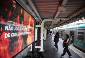 Para conscientizar população, SP leva imagens de incêndios para estações de trem, metrô e ônibus