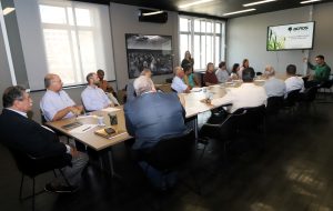 Desenvolvimento da cadeia produtiva da macaúba paulista é tema de reunião na Secretaria de Agricultura e Abastecimento