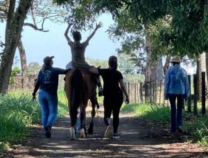 Equoterapia realizada no IZ estimula o desenvolvimento cognitivo e promove a reabilitação dos praticantes