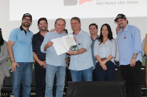 SP entrega títulos de regularização fundiária com marca recorde na Agrishow 2025