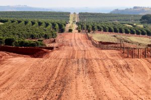 Caravana 3D: Secretaria de Agricultura entrega obra de estrada rural e visita produtora do FEAP Mulher na região de Marília