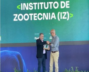 Referência em Melhoramento Genético das Raças Nelore e Caracu, Instituto de Zootecnia recebe Prêmio Criadores de Eficiência durante a Expogenética 2025