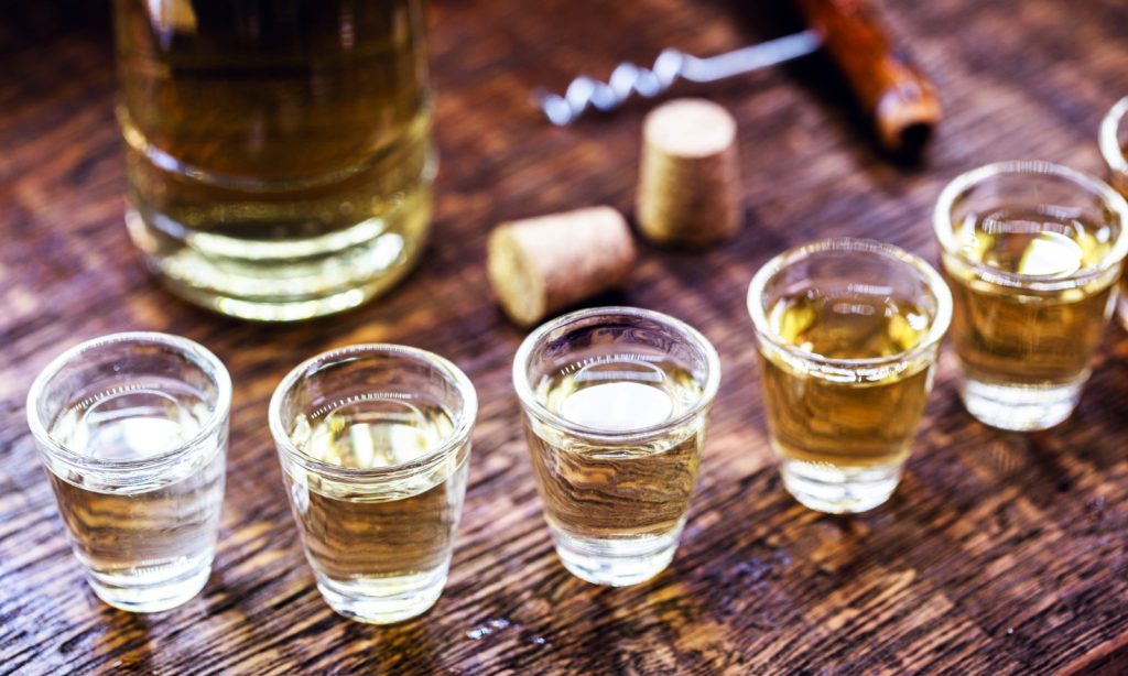 Qualidade e tradição: avanço da cachaça paulista impulsiona produção e comércio da bebida