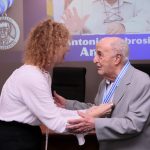 Antonio Ambrosio Amaro recebe medalha Ruy Miller Paiva do IEA-APTA