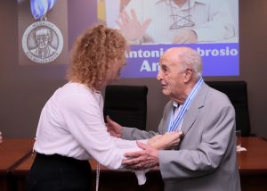 Antonio Ambrosio Amaro recebe medalha Ruy Miller Paiva do IEA-APTA