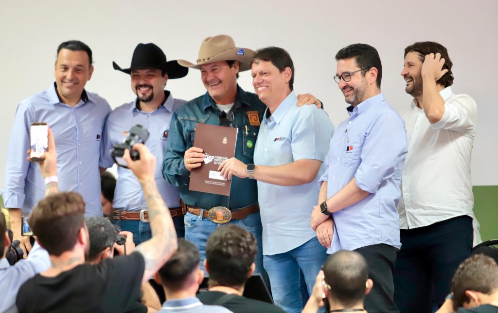 Agrishow 2026: Governo de SP entrega títulos rurais e consolida maior programa de regularização fundiária da história do estado