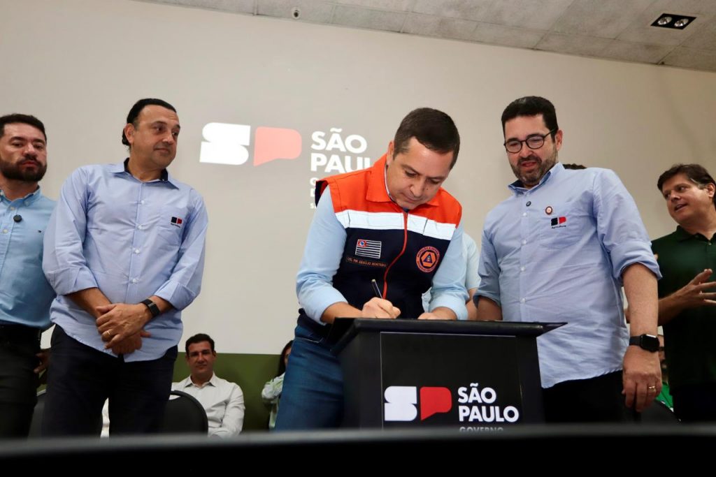 Agrishow 2026: Governo de SP integra assentamentos à estratégia de combate a incêndios e entrega kits inéditos a produtores rurais