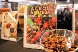 Agrishow 2026: Secretaria de Agricultura apresenta novas publicações para a produção e culinária de frutas vermelhas